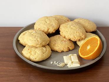 Beltane koekjes met witte chocolade en sinaasappel