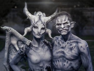 - >
  creaties_artists-enrico-lein-en-claudia-kraemer_models-alana-karah-en-pete.png