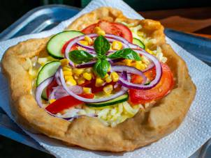 - castlefest-betyar-langos.jpg