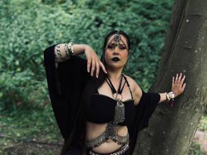 - >
  a632f1ee-2c6b-4c5f-8ef1-8fc5b8d9ed71-vleer-makeup-dance-performance.jpg
