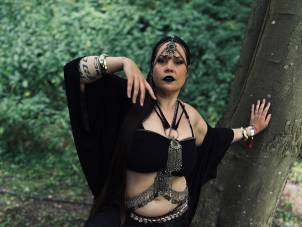 - >
  a632f1ee-2c6b-4c5f-8ef1-8fc5b8d9ed71-vleer-makeup-dance-performance.jpg