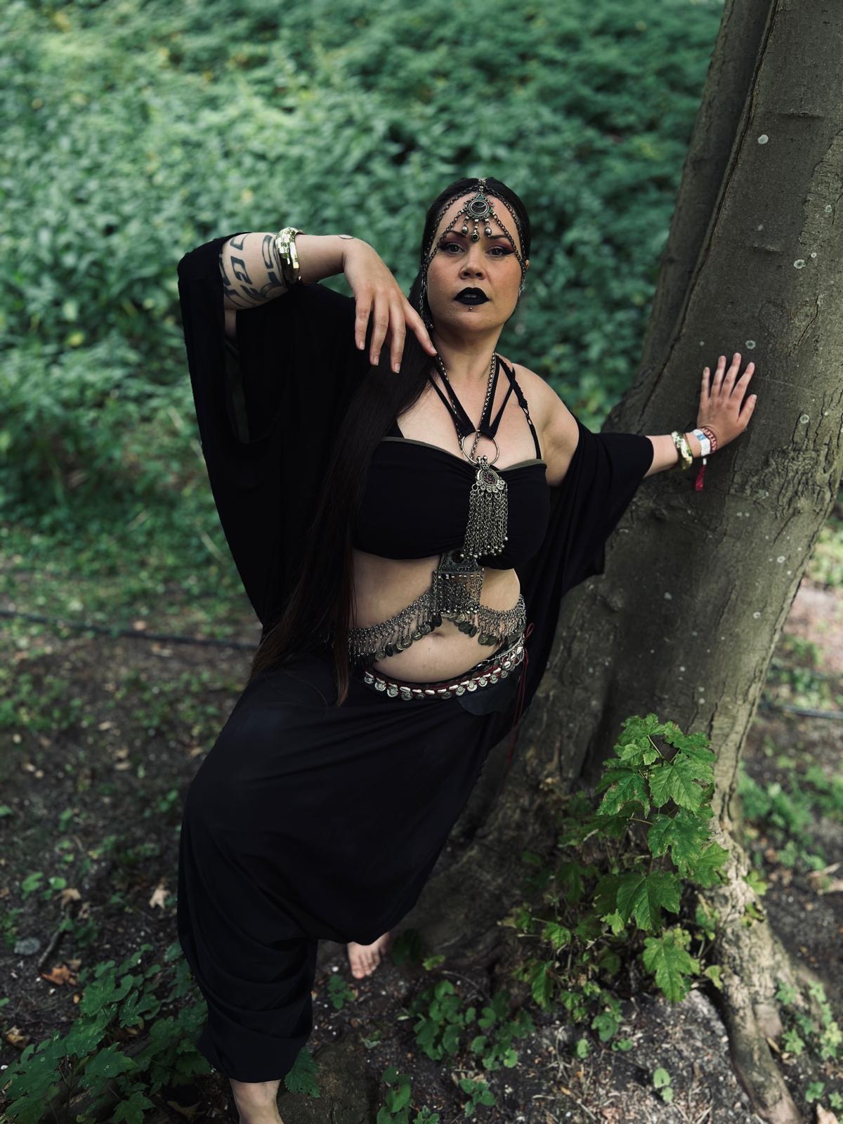 - >
  a632f1ee-2c6b-4c5f-8ef1-8fc5b8d9ed71-vleer-makeup-dance-performance.jpg