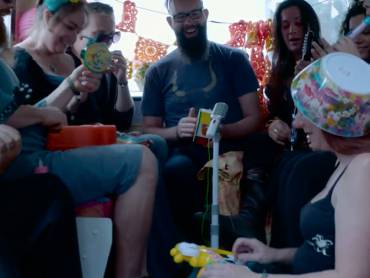 Screencap van YouTube video Castlefest Caravan Sessions met Ball Noir