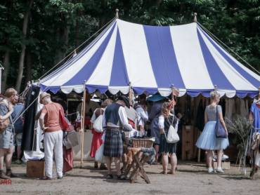 de blauw met witte middeleeuwse tent van Zwaard en Volk op Castlefest 2018