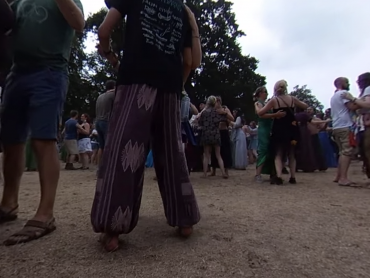 Screencap van YouTube video Balfolk op Castlefest 2018