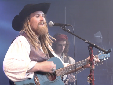 Screencap van YouTube video Piratenband Plunder op Castlefest 2019