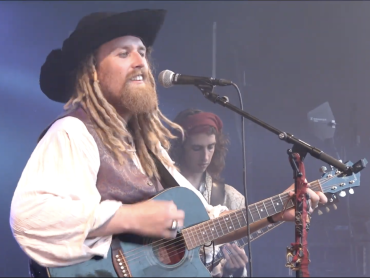 Screencap van YouTube video Piratenband Plunder op Castlefest 2019