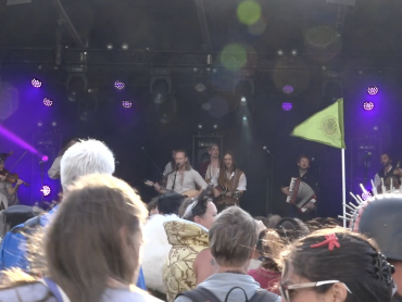 Screencap van YouTube video Varend Volk op Castlefest 2019