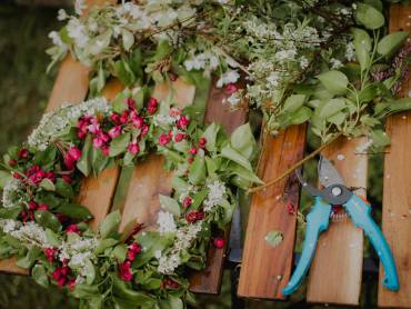 Vana Grimoire: Litha vieren met het maken van een bloemenkrans